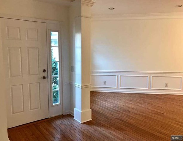 35 Mulberry Ct, Paramus NJ  07652-1360 exterior