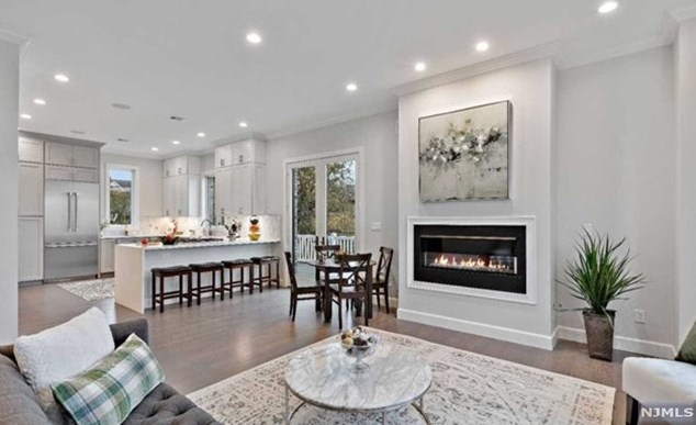 960 Ray Ave, Ridgefield, NJ 07657