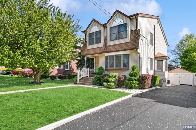 307 Raymond St, Hasbrouck Heights, NJ 07604