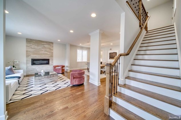 5 Crest Dr S, Cresskill, NJ 07626