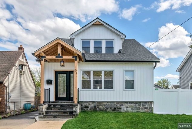 154 16th Ave, Elmwood Park, NJ 07407-3404