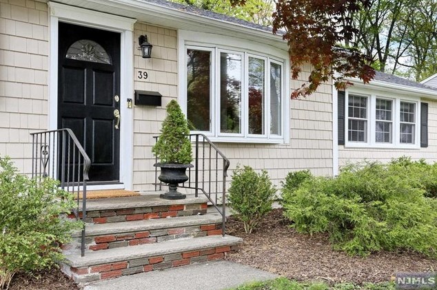 39 Mackay Ave, Waldwick, NJ 07463-1909