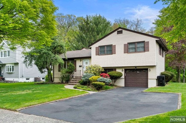770 Wynetta Pl, Paramus, NJ 07652
