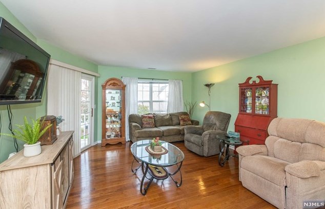 3 Parkside Ct, Wayne, NJ 07470-4010