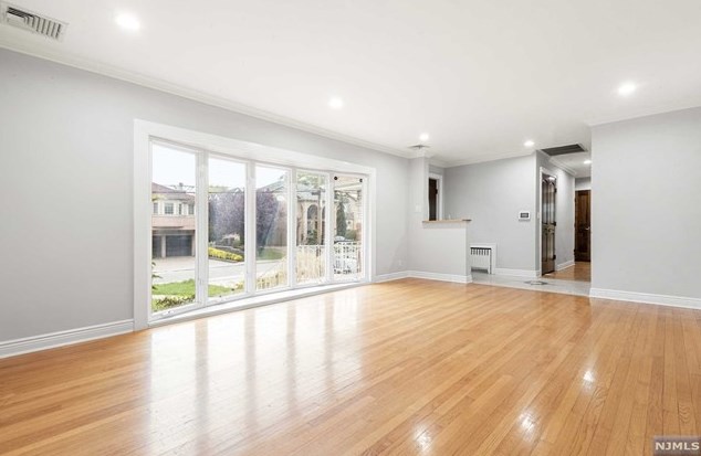 1070 Cumbermeade Rd, West Fort Lee, NJ 07024-4239