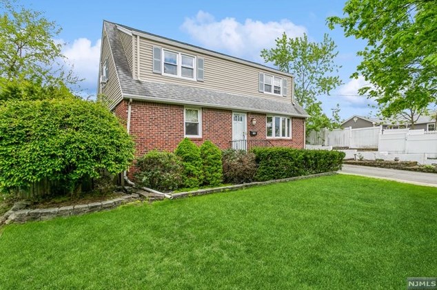 120 Cloverdale Ave, Paramus, NJ 07652-2504