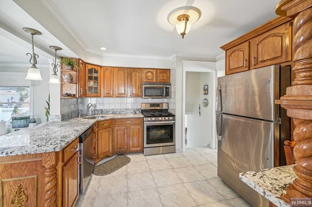 471 Bluff Rd, West Fort Lee NJ  07024-1505 exterior