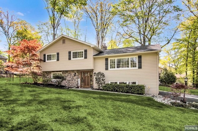 571 Whitenack Rd, Westwood, NJ 07675-6152