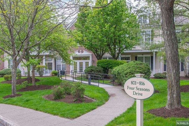 804 Four Seasons Dr, Wayne, NJ 07470-1948