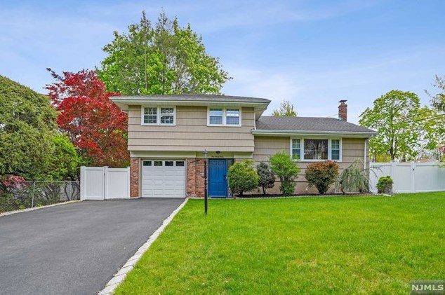 133 Roxbury Rd, Dumont, NJ 07628