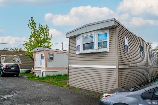 25 Helen Dr, Moonachie, NJ 07074