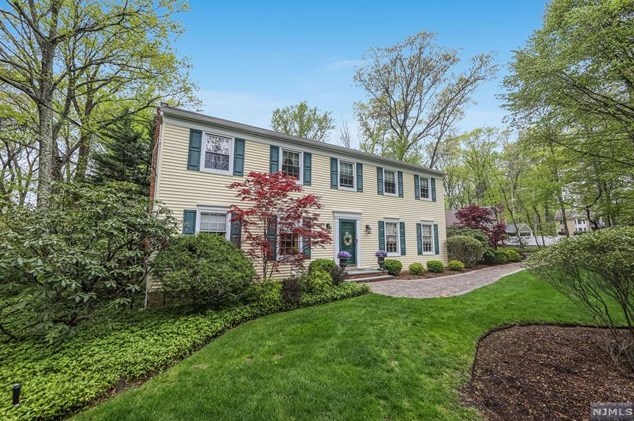 29 Deerhorn Trail, Upper Saddle River, NJ 07458