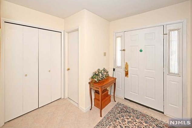 72 Woodbury Ct, Westwood, NJ 07676-4355