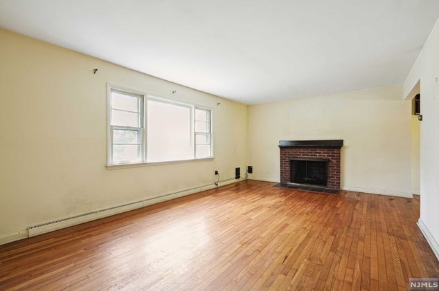 5 Neer Dr, Park Ridge, NJ 07656