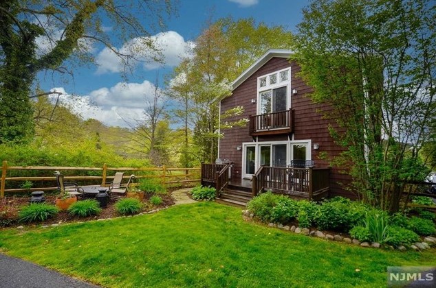 138 Chestnut Ridge Rd, Upper Saddle River, NJ 07458
