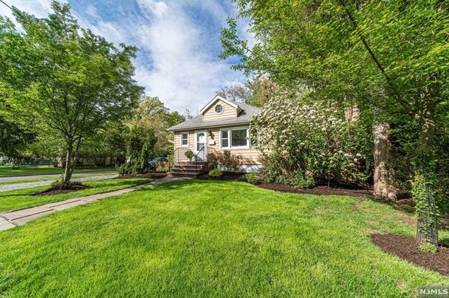 31 Maple St, Closter, NJ 07624
