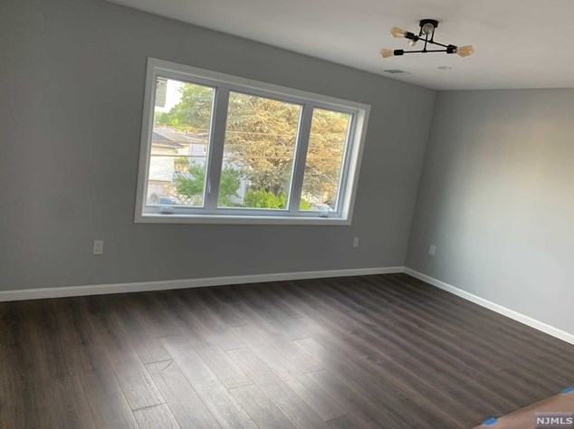 11 13 Ave, Elmwood Park NJ  07407-3501 exterior