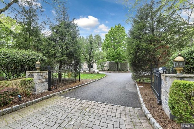 5 Burning Hollow Rd, Upper Saddle River, NJ 07458