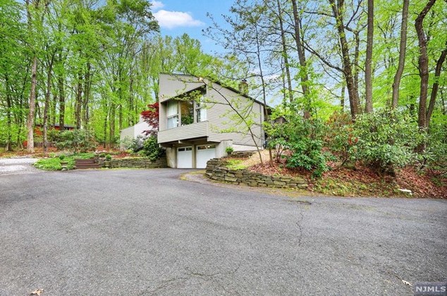 121 Glen Rd, Westwood, NJ 07677-7803