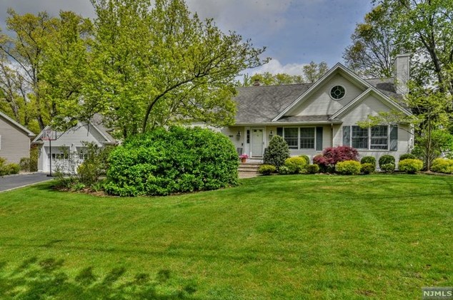 190 Cornwall Rd, Ridgewood, NJ 07452