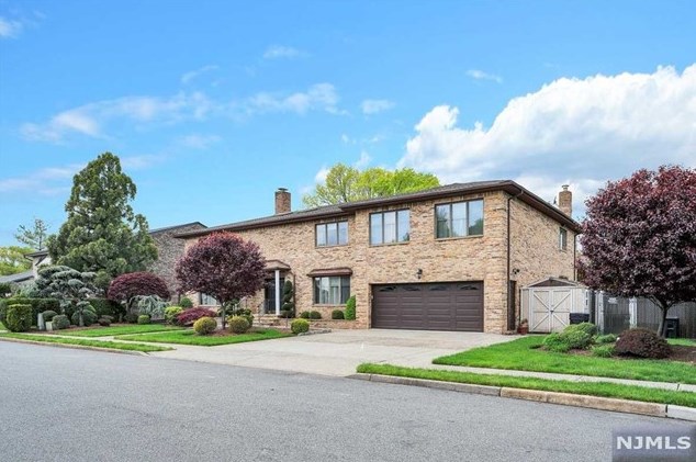 25 Mariani Dr, Little Ferry, NJ 07643-1314
