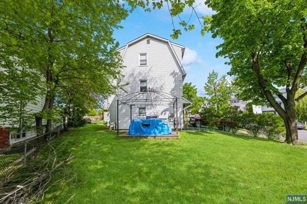 1 Garden Dr, Elmwood Park, NJ 07407