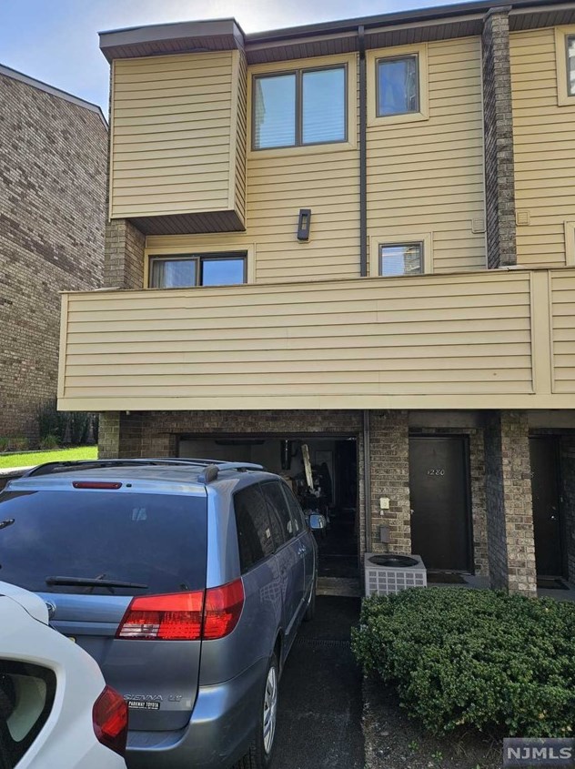 1280 15th St, West Fort Lee, NJ 07024-1939