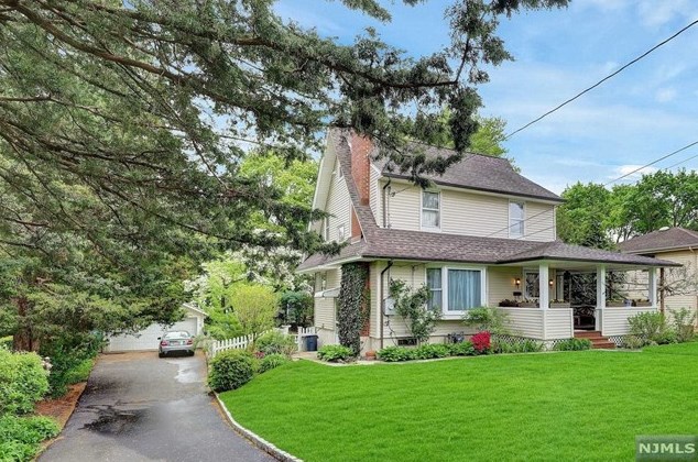 359 Corona Pl, Ridgewood, NJ 07450