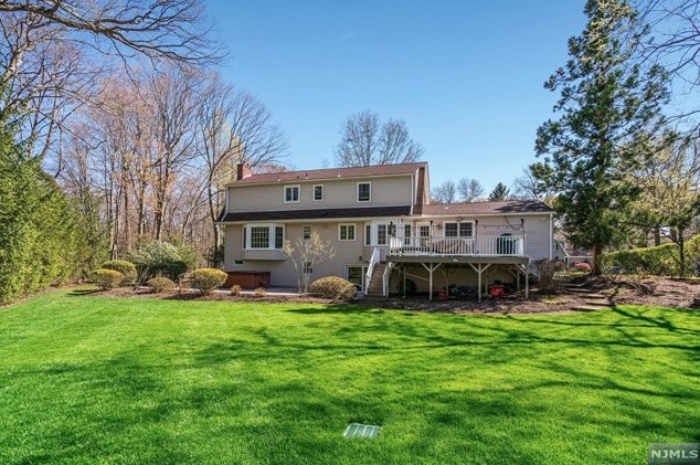 6 Oakwood Rd, Allendale, NJ 07401