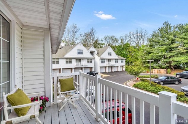 62 Vernon Ct, Waldwick, NJ 07463-1642