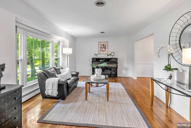 53 Midwood Ave, Allendale, NJ 07401