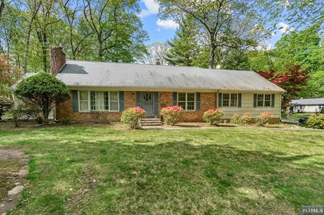 259 Schuyler Rd, Allendale, NJ 07401