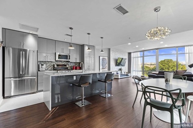 100 Thompson Ln #4a, Edgewater, NJ