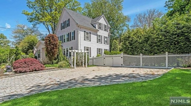 176 Evergreen St, Hillsdale, NJ 07642-1863