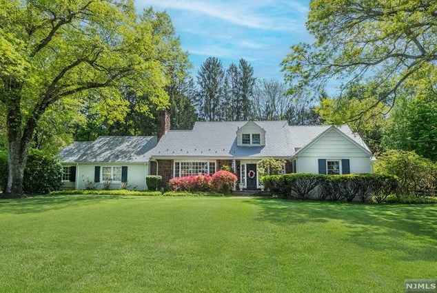 2 Powderhorn Rd, Ho Ho Kus, NJ 07423