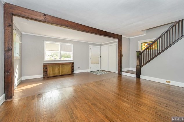 33 Spring Valley Ave, Paramus, NJ 07652-2637