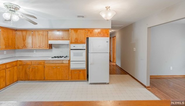 444 Thomas Ave, Lyndhurst, NJ 07071