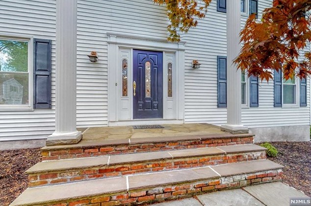 567 Wayne Dr, Westwood, NJ 07675-6134