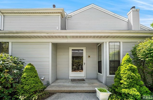 134 Day Ct, Mahwah, NJ 07430