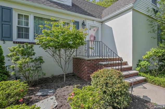 547 Bryant Pl, Westwood, NJ 07675