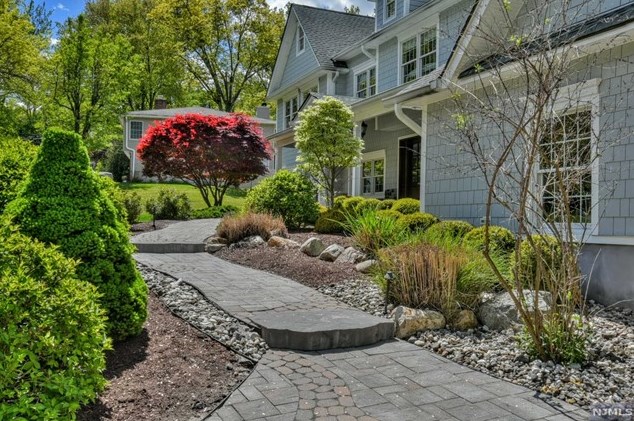 541 Richard Pl, Wyckoff, NJ 07481-1702