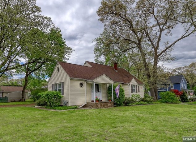 204 Prospect St, Midland Pk, NJ 07432-1332