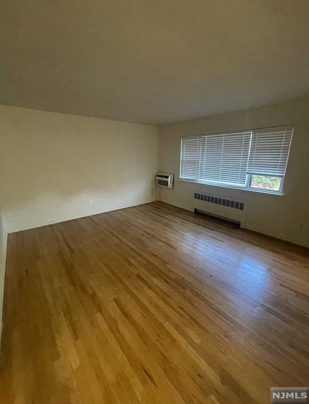241 W Passaic St, Rochelle Park, NJ 07662