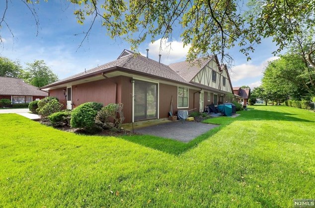 27-4 Tamaron Dr, Waldwick, NJ 07463