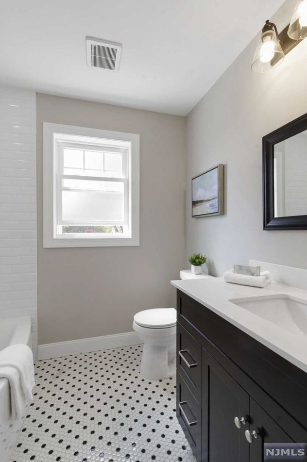 11 Macarthur Dr, Saddle Brook NJ  07663-4705 exterior