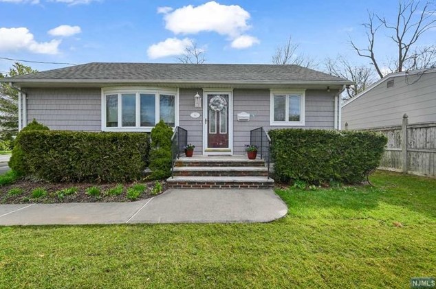 44 Nokomis Ave, Oakland, NJ 07436