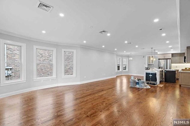321 Tontine Ave, Lyndhurst, NJ 07071