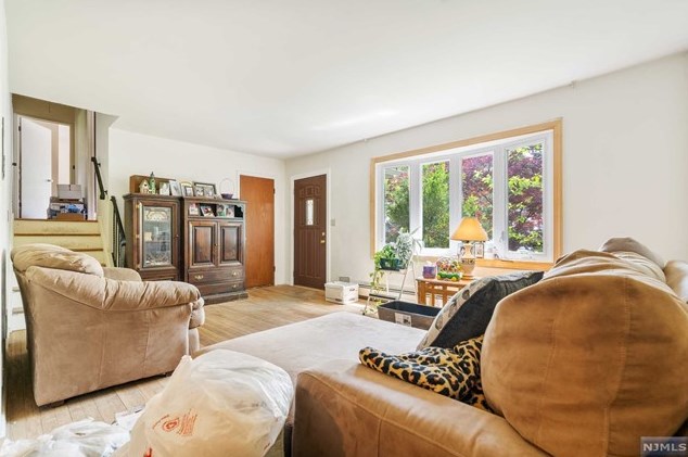19 Lotus Ln, Waldwick, NJ 07463