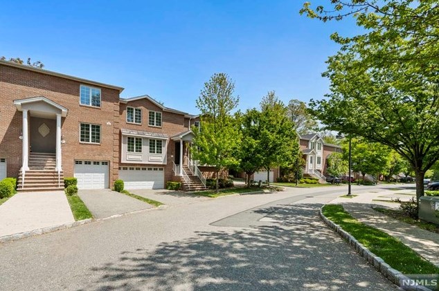 17 Skymark Ct, Upper Saddle River, NJ 07458