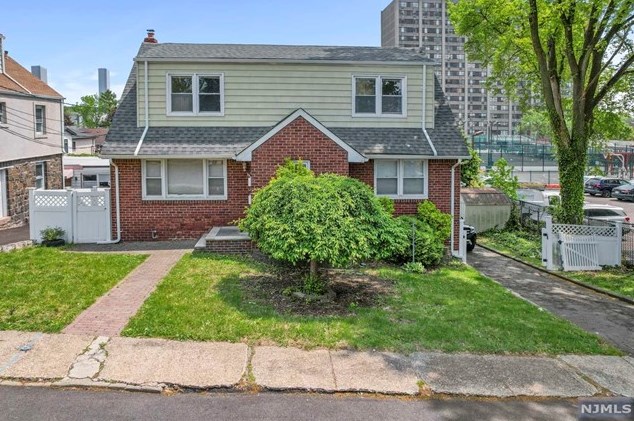 1010 Ponsi St, West Fort Lee, NJ 07024-2522